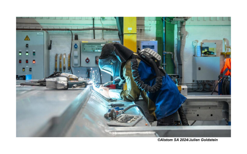 Alstom, Un soudeur travaille sur la ligne de production Avelia Horizon