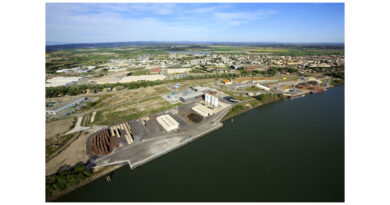 La pose de la première pierre annonce le lancement officiel de la modernisation du port d’Arles, un projet stratégique attribué par CNR, porté par CCI Pays d’Arles et NGE Concession
