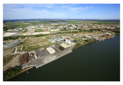 La pose de la première pierre annonce le lancement officiel de la modernisation du port d’Arles, un projet stratégique attribué par CNR, porté par CCI Pays d’Arles et NGE Concession